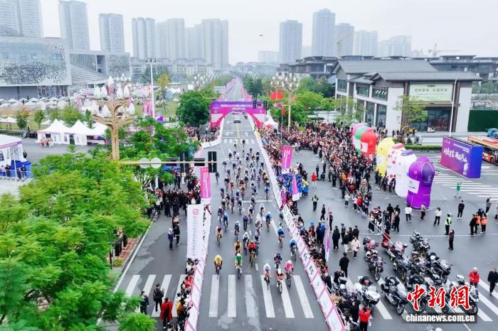 2025中国公路自行车公开赛眉山彭山站落幕 孔文生