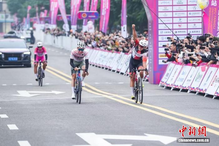 2025中国公路自行车公开赛眉山彭山站落幕 孔文生