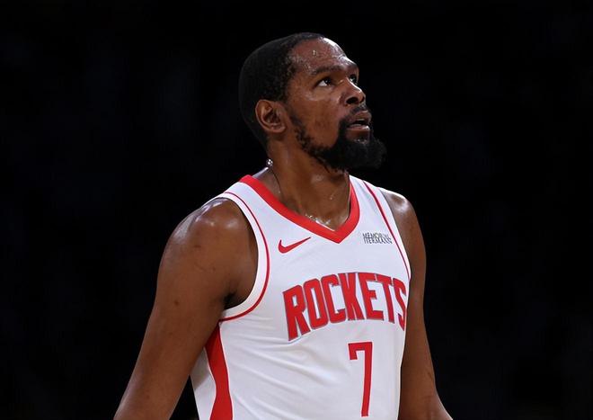 杜兰特复出惨遭羞辱 詹姆斯单挑暴扣成关键转折